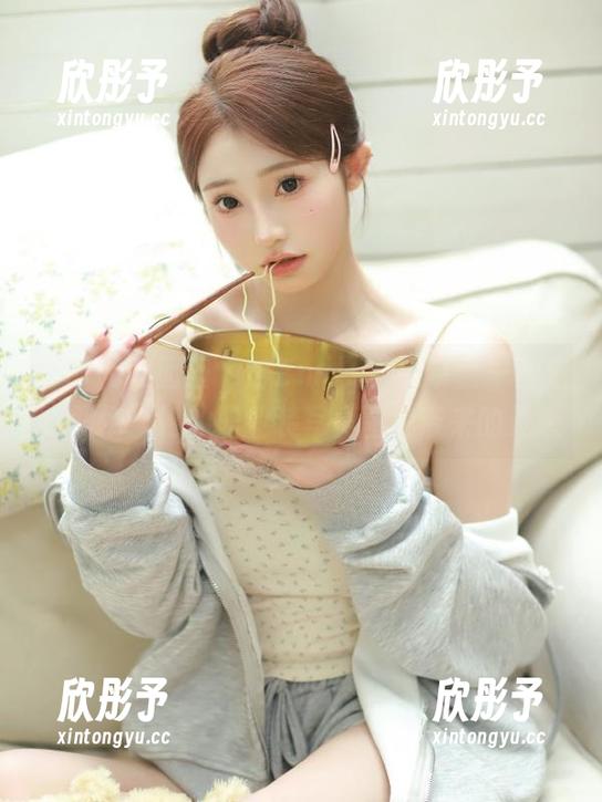 Feilin嗲囡囡 - 与Emily顾奈奈酱一起走进职场：她的职业装写真图包带来的灵感