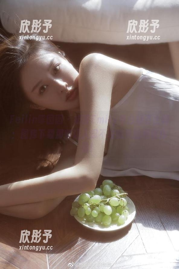 Feilin嗲囡囡 - 奶茶Emily与白裙齐上阵：图库下载那些让人忍不住微笑的绝佳作品！