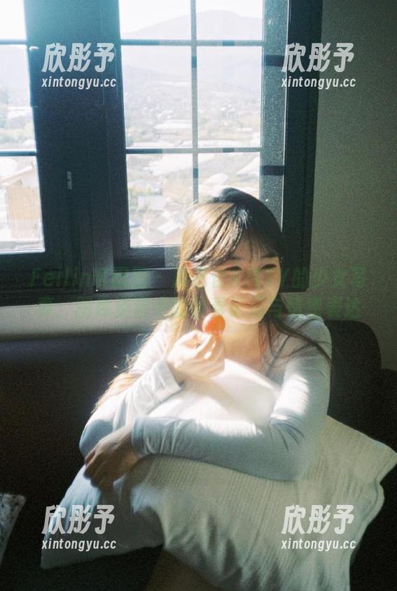 Feilin嗲囡囡 - 施忆佳KITTY的少女写真：图库资源中的青春记忆与情感表达