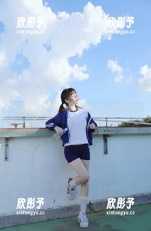 GIRLT果团网 - 观看little贝壳喵的天台写真，图包记录最动人的瞬间！