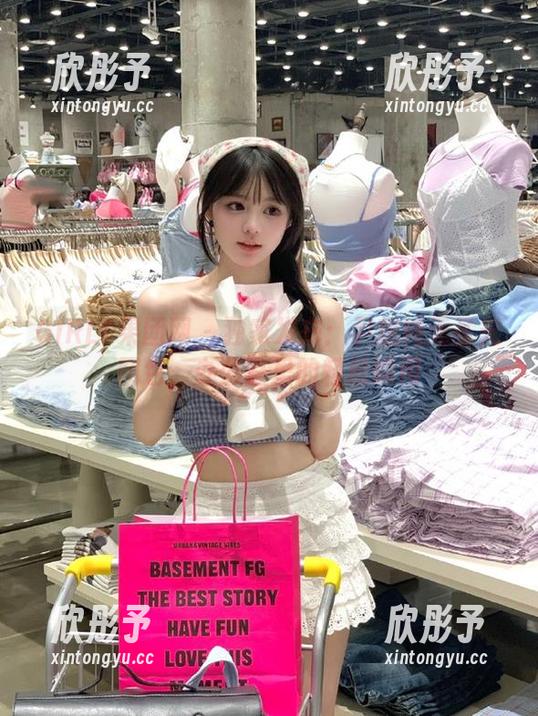 GIRLT果团网 - 独家发布：尹意纯无圣光图包，办公室里的轻松瞬间