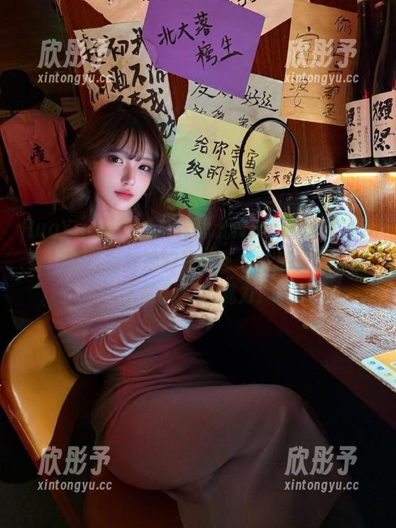 HuaYang花漾 - 张思允Nice黑丝全集下载，亲密接触她的写真艺术，感受那份迷人的黑丝袜魅力！