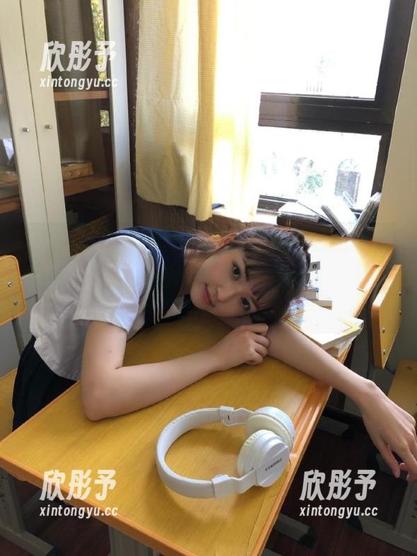 HuaYang花漾 - 不容错过的免费资源，许诺Sabrina旗袍写真让你领略古典之美的无限可能
