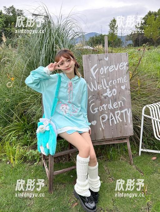 IMiss爱蜜社 - 眼镜下的李李七七喜喜：精选写真展现她的青春与个性风采