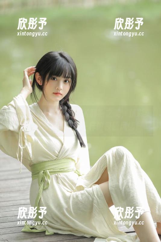 探索喵糖映画的灰裙JK制服之美，精彩美图分享带你领略不一样的校园风情！