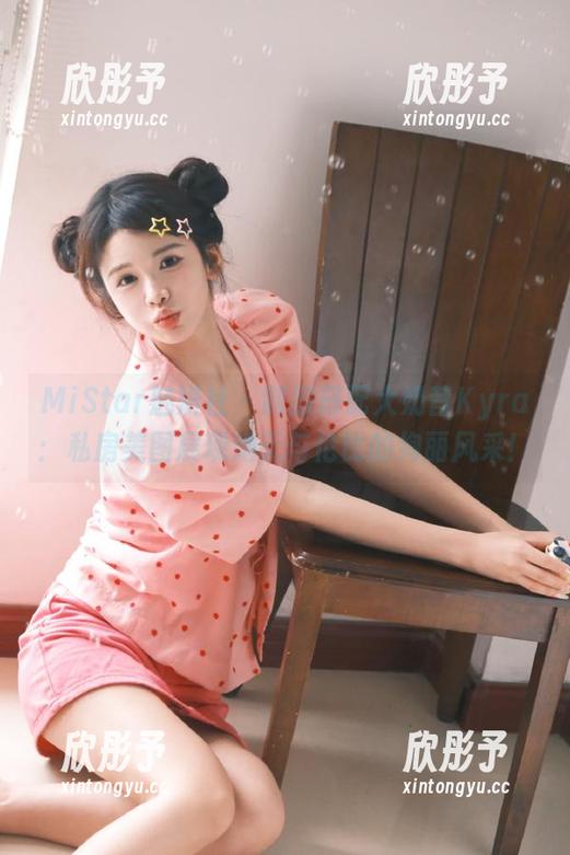 MiStar魅妍社 - 制服搭配大奶昔Kyra：私房美图展现她无与伦比的绚丽风采！