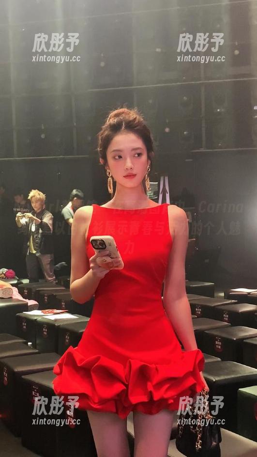 MyGirl美媛馆 - 在高清图库中，Carina绮里嘉以白衬衫展示青春与活力的个人魅力