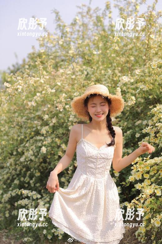 MyGirl美媛馆 - 来看看杨晓青儿的毛衣写真在线，是怎么把时尚和幽默无缝连接的！
