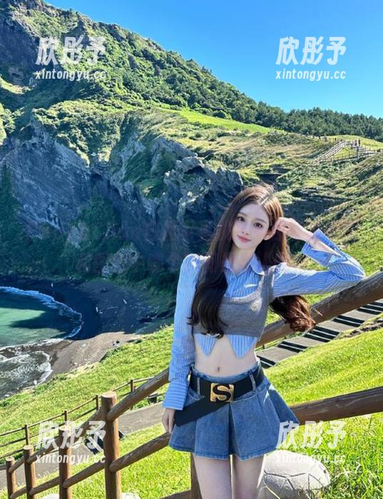 PoppaChan白裙写真挑战，你敢猜原图和图包中哪个瞬间最撩人吗？
