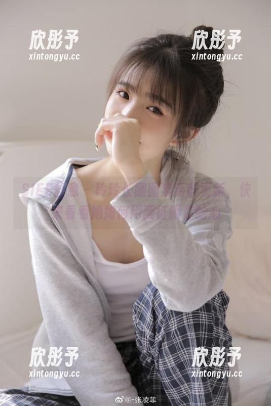SIEE丝意 - 玲玲长腿图集新鲜更新，快来看看她如何用腿征服你的心