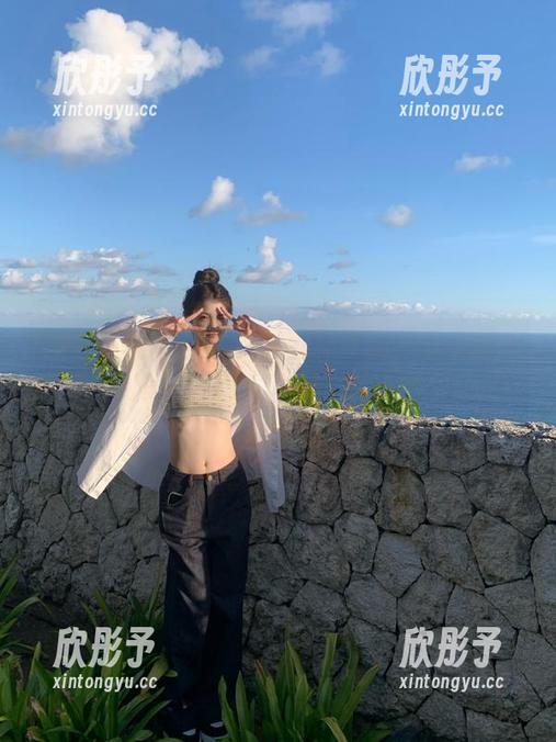 SSA丝社 - 素素的黑丝袜作品：在无圣光的环境中释放迷人气息，展现女性之美