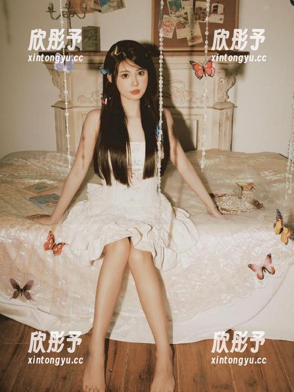 TouTiao头条女神 - JennyR泳衣写真：高清照片中的自嘲与优雅并存