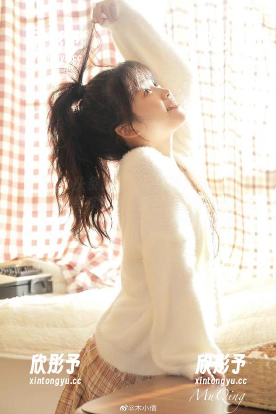 TouTiao头条女神 - 原图抢先看！李由美网袜系列写真更新，透视美腿令人流连忘返