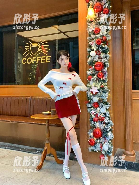 TouTiao头条女神 - 精选柠檬酱的泳装套图，感受她在水中尽情遨游的姿态