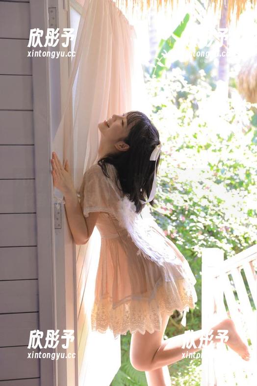 TouTiao头条女神 - 泳池里的潘朵拉：热辣套图最新更新，绝对让你眼前一亮！