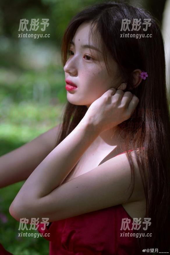 TouTiao头条女神 - 新一轮的美图更新来啦！莫小希蕾丝女王让你心花怒放的迷人瞬间！