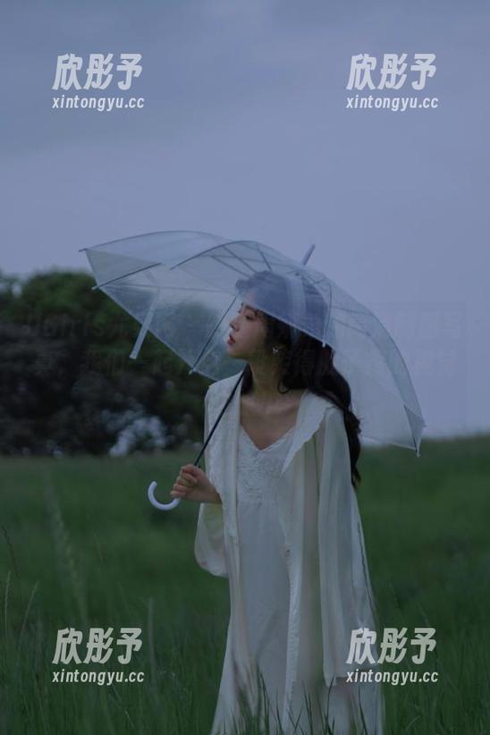 UGirls尤果网 - 跟随周妍希的高清制服写真，我们一起开启一段笑得肚子疼的视觉之旅！