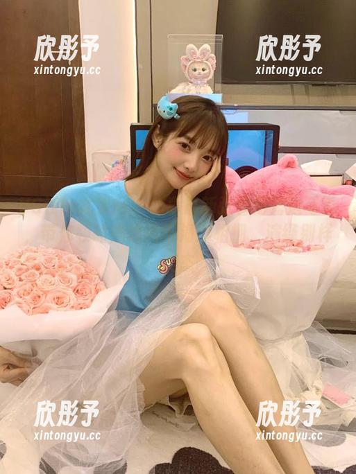 UGirls尤果网 - 分享最新张馨彤海边写真，带你领略她如何与海洋相拥，演绎别样美态