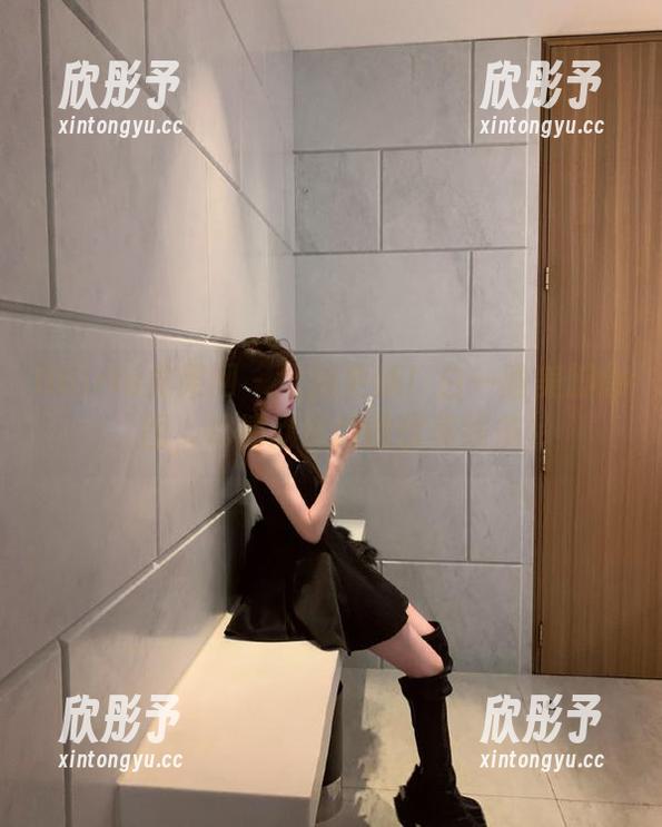 UGirls尤果网 - 全新更新！白一晗美脚原图，尽情欣赏她的优美线条