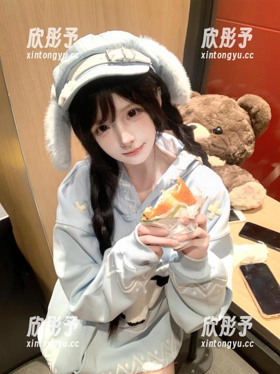 Xiuren秀人网 - 体验高清Carol周妍希泳池摄影，分享无与伦比的美丽瞬间