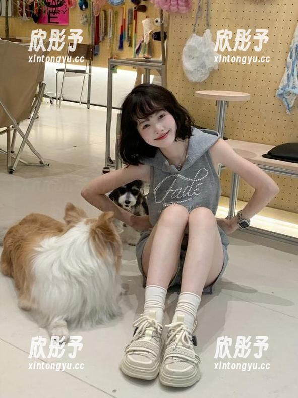 Xiuren秀人网 - 捕捉校园瞬间：Laura苏雨彤的写真图集尽显青春活力