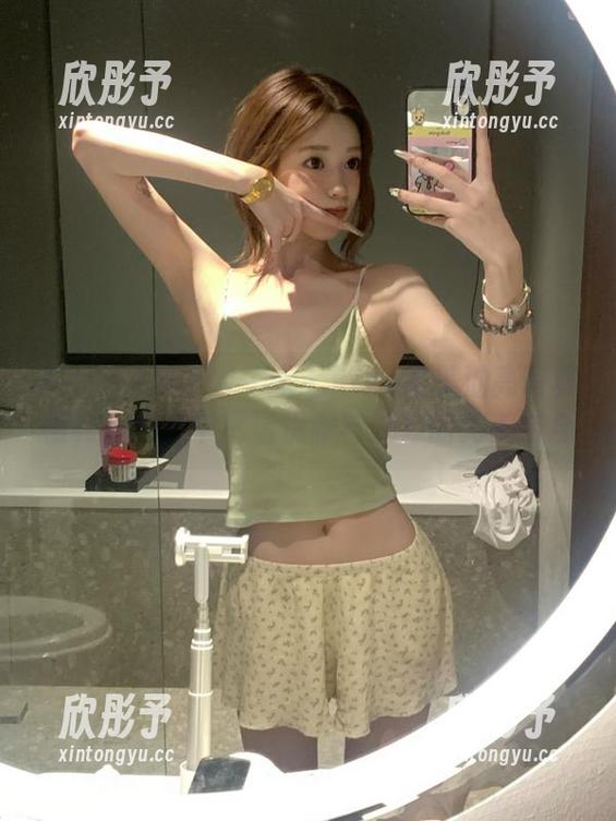 Xiuren秀人网 - 七七kiko唯美油亮写真福利，图片中尽显优雅与魅力的完美结合