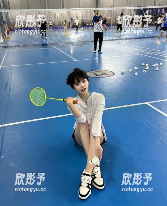Xiuren秀人网 - 区静瑶的白丝写真系列：用每张图片记录生活的诗意与美好