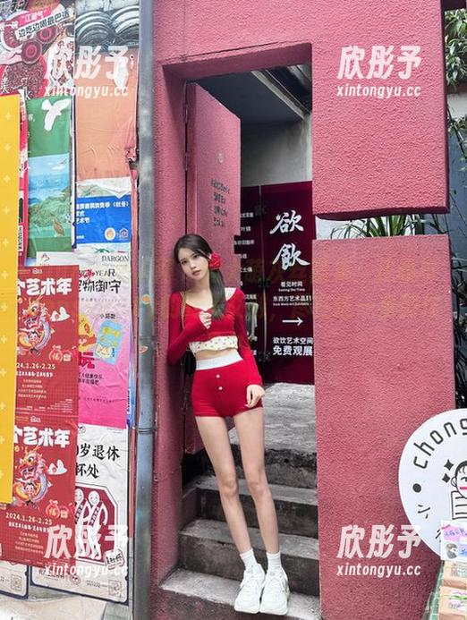 Xiuren秀人网 - 周大萌灰丝图集：优雅与sensuality的完美交融，尽在这一系列作品中！