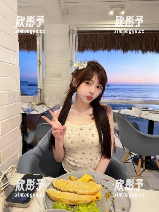 Xiuren秀人网 - 夏旖诺的泳池写真，细腻原图作品传递夏日宁静之美