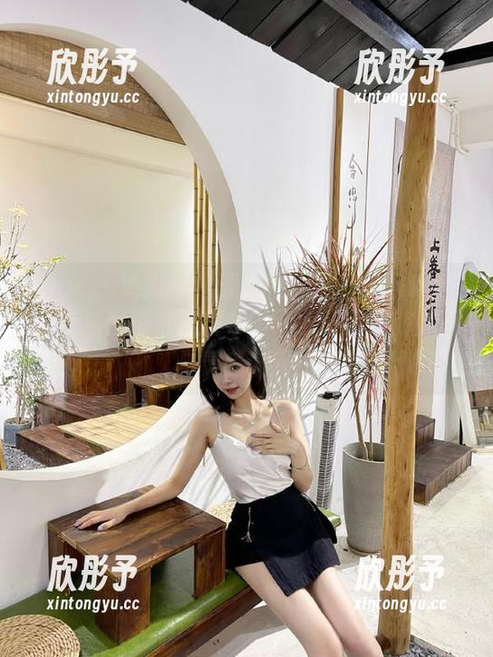 Xiuren秀人网 - 开启视觉之旅：宋KiKi吊带系列图包已发布，下载即享清新美感与灵感激荡！