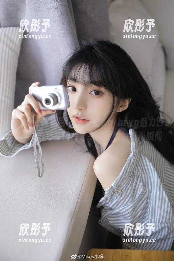 Xiuren秀人网 - 小狐狸Kathryn魅力四射：泳池写真图片分享揭示她的时尚瞬间
