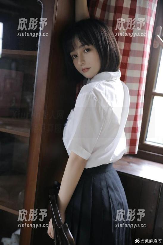 Xiuren秀人网 - 柔美如风，岑雨桥连衣裙写真图集展现她的无限可能