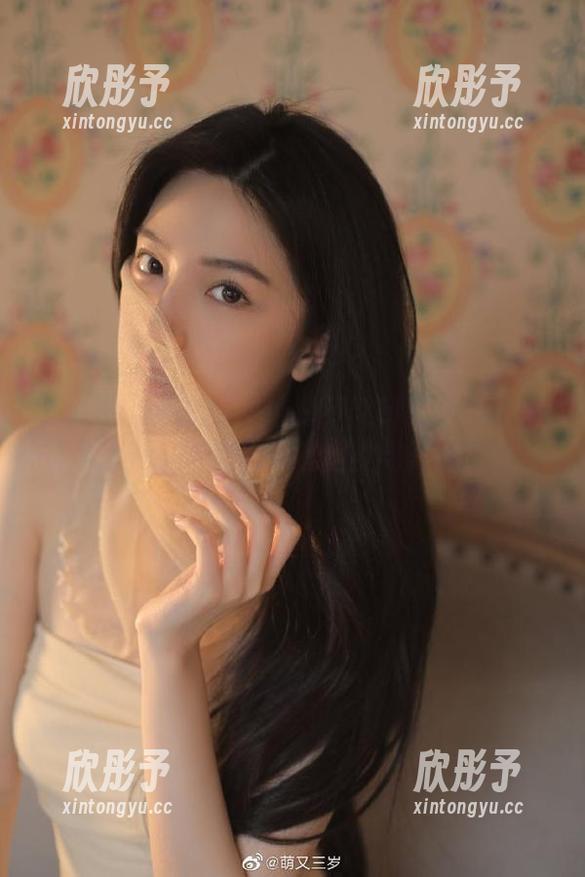 Xiuren秀人网 - 绝对不能错过！爱酱里双人最新图集带你走进幽默与美的世界！