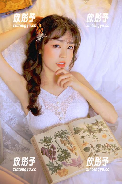 Xiuren秀人网 - 黑白交织的艺术：甜白酱私拍作品记录下真实的瞬间