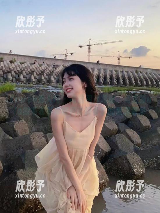 Xiuren秀人网 - 高清图库揭秘：绮里嘉ula的毛衣写真如何诠释冬季的低调奢华