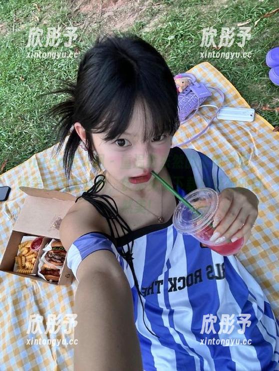 Xiuren秀人网 - 重温黄乐然的清纯气息，精美套图大公开，快来免费下载感受她的自然美！