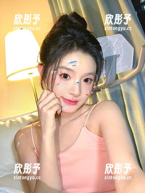 YouMi尤蜜荟 - 独特风格的小尤奈秘书套图，立即下载，感受她的魅力与个性！