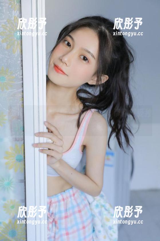 ZinieQ再次更新双马尾图集，带你感受独特的青春气息