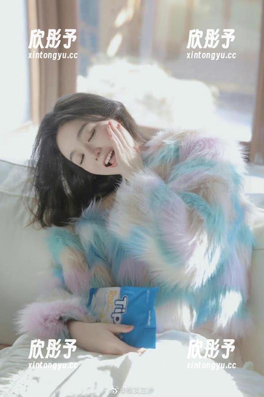 pans - 探索小柔的油亮写真世界，定制作品彰显个人风格