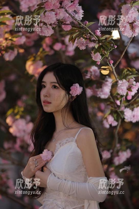 pans - 精致黑丝摄影：小青的写真作品让你欲罢不能，观看原图揭晓背后故事！