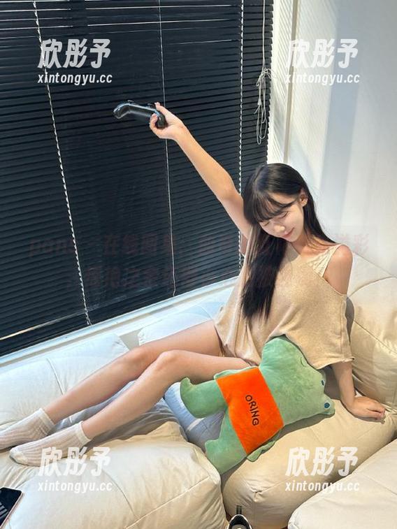 pans - 在线图集：曲奇的红裙流光溢彩，惊艳之余还得小心别被迷倒！