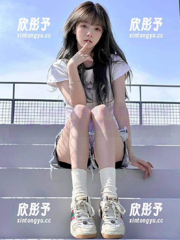 丽柜 - 心心最新镂空写真作品在图库中闪耀，带来心灵与视觉的完美交融！