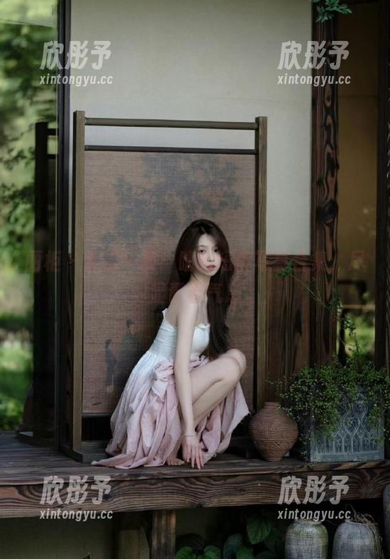 丽柜 - 清凉一夏：晴晴短裤写真合集，尽显青春气息