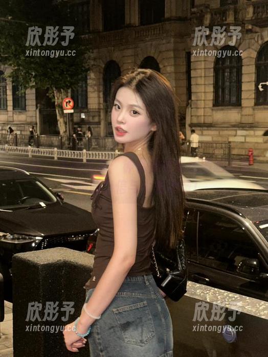 丽柜 - 最新图册：钟情内衣系列图明亮展现她的自信与女性力量！