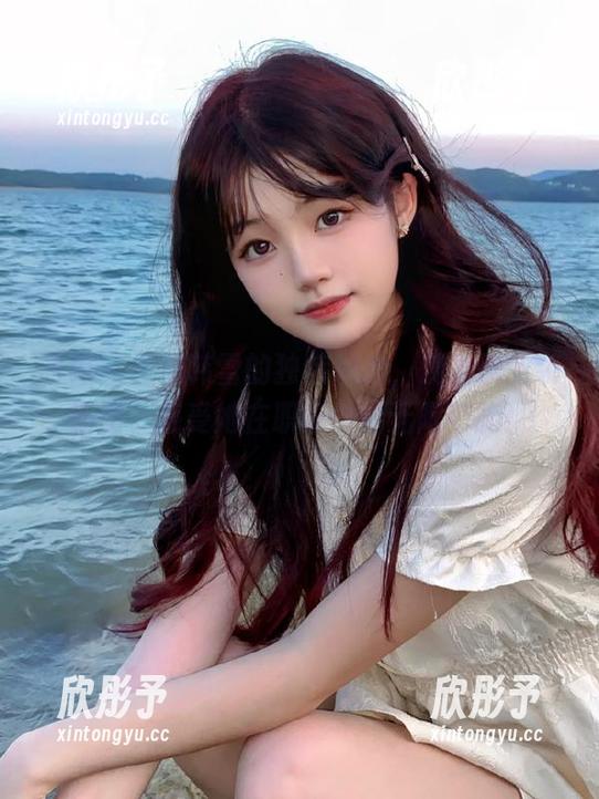 丽柜 - 探索韩雪的独特魅力，观看职业装原图，感受她在职场中的无限可能！