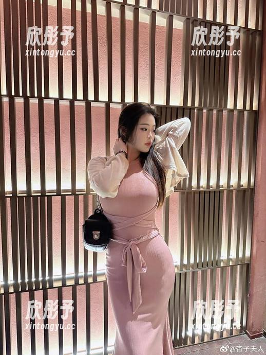 黑系猫咪少女的无圣光写真：你烨烨用镜头捕捉的梦幻瞬间