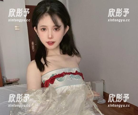倦倦喵最新曝光：露背裙美图让人鼻血直流，笑称再也无心工作！