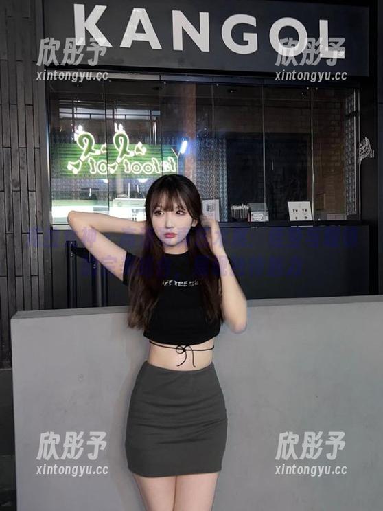 克拉女神 - 高清写真艺术展：佳莹与眼镜的完美结合，展现独特魅力