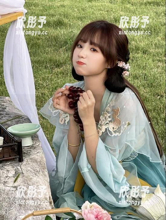 克拉女神 - 焕然一新！嘉萌全新制服美图更新，带来无限惊喜与魅力！