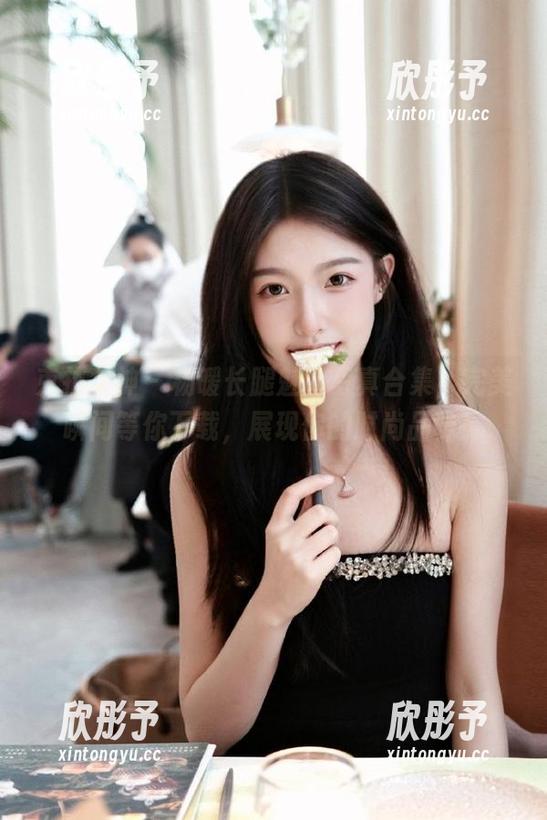 克拉女神 - 杨暖长腿魅力写真合集，完美瞬间等你下载，展现你的时尚品味！